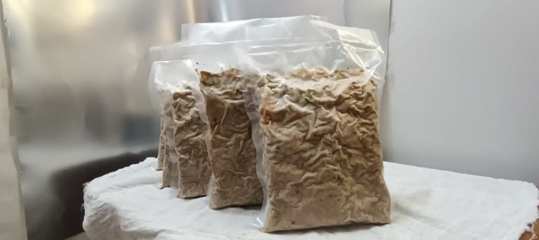 Bolsas de suplementos apiladas sobre superficie blanca